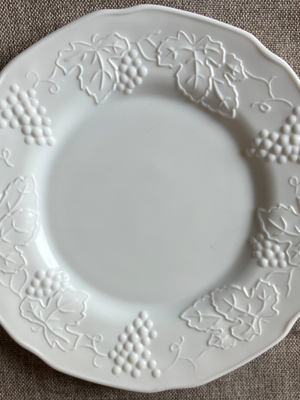Set of 4, VTG Indiana Glass Milk Glass Harvest Grape 8" Round Snack/Lunch Plates - Picture 2 of 7